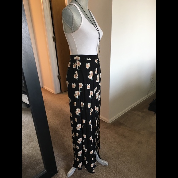 High Waisted Daisy Maxi Skirt 🌸 - Picture 4 of 7